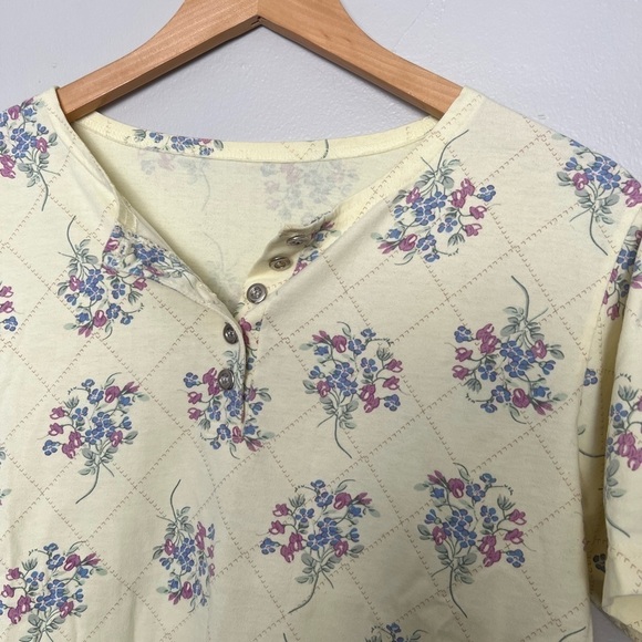 Floral bouquet cottagecore graphic quarter button t-shirt, large - Picture 2 of 4